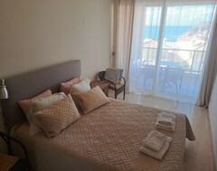 Koko talo/asunto 1 Bedr. Penthouse Apt. With Private Terrace & Fantastic Sea View 26624/al (Burgau, Portugali)