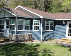 Hotel Newly Remodeled Cottage Just Off Scenic M22 By Lower Herring Lake (Frankfort, USA)