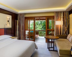 Хотел Sheraton Maldives Full Moon Resort & Spa (Северен Малe Атол, Малдиви)