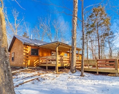 Entire House / Apartment New 3 Bedroom Log Cabin Nestled In The Woods Surrounded With Wildlife. (West Union, USA)
