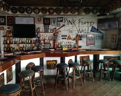 Harleys Pub and Hotel (Subic, Filipini)