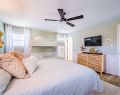 Toàn bộ căn nhà/căn hộ K2025 Beach Blessing, 5 Bedroom, 4 Bath, Hot Tub, Complete Remodel. (Kitty Hawk, Hoa Kỳ)