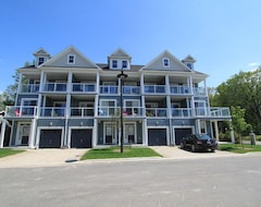 Khách sạn Executive Beach Houses (Wasaga Beach, Canada)
