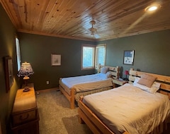 Entire House / Apartment Spacious Family Friendly Cabin On The Water With Bunkhouse- Sleeps 12 (Panora, USA)