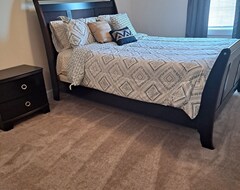 Toàn bộ căn nhà/căn hộ Welcome Home! New Luxurious Home Awaits - Large Family Room W/ Fireplace (Madison Heights, Hoa Kỳ)