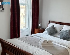 Entire House / Apartment Comfy Two Bedroom Apartment Right In The City Centre (Glasgow, United Kingdom)