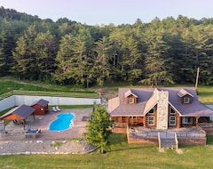 Toàn bộ căn nhà/căn hộ New! Secluded Cabin With Views, Pool & Hot Tub (Huntingdon, Hoa Kỳ)