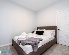 Casa/apartamento entero Executive Home, Ac, Sleeps 10, Near Yeg Airport (Edmonton, Canadá)