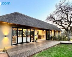 Toàn bộ căn nhà/căn hộ Umntla Lodge - Luxury Bushveld Villa With Pool (Beestekraal, Nam Phi)