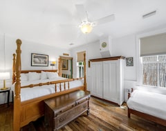 Hotel Historic Junior Suite With River Views, Sunset Porch, Downtown Convenience (Apalachicola, USA)