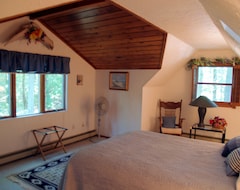 Entire House / Apartment Romantic Bay Chalet Suite With Private Sauna & Jacuzzi On Lake Dubonnet (Lake Ann, USA)