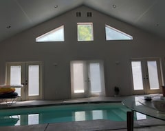 Cijela kuća/apartman Indoor Pool, Hot Tub, Sauna, Private Gated Area, 5 Acres. (East St. Louis, Sjedinjene Američke Države)