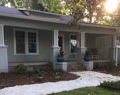 Entire House / Apartment Charming Bungalow, Walking Distance To Everything, Private And Pet Friendly! (Thomasville, USA)
