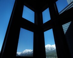 Hele huset/lejligheden Two Adjacent Lofts (4 Brs): Huge Windows, Views, Parkpass, Hot Tub, Wifi! (Alberta, Canada)