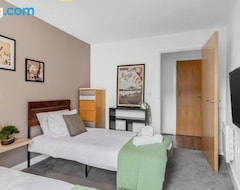 Entire House / Apartment Oriental Suite 2 Bed 2 Bath Netflix And Free Parking (Birmingham, United Kingdom)