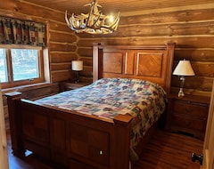 Entire House / Apartment Northern Michigan Lakefront Custom Log Home (3br/3ba) (Skidway Lake, USA)