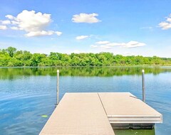 Cijela kuća/apartman Cozy Medicine Lake Home W/ Amazing Views, Private Dock & Kayaks - Uff-da! (Minneapolis, Sjedinjene Američke Države)