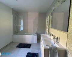 Cijela kuća/apartman Maison Des Bruyeres 25pers Jacuzzi, Billard Baby (Le Bény-Bocage, Francuska)