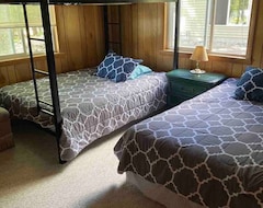 Entire House / Apartment Lakefront Resort Home - Sleeps 24! Pontoon Optional (Grayling, USA)