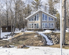 Tüm Ev/Apart Daire Beautiful Cottage On The Lake With Large Yard And Office Space. (Echo Bay, Kanada)