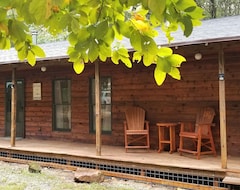 Koko talo/asunto Secluded Cabin Getaway With Firepit (Greenfield, Amerikan Yhdysvallat)