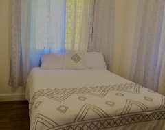 Entire House / Apartment Connect With Nature And Enjoy The Green View Gateway 2 Bed Room 1 Bath Condo. (Roatán, Honduras)