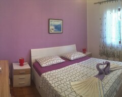 Tüm Ev/Apart Daire Two Bedroom Apartment With Terrace Cres (A-16178-A) (Cres, Hırvatistan)