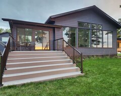 Toàn bộ căn nhà/căn hộ Boho Luxe Lakefront Cottage (Arnes, Canada)