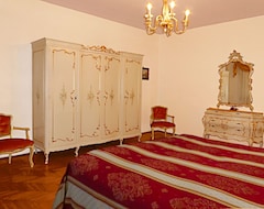 Entire House / Apartment Palazzo Rossi Apartment 1a In The Old Town With Balcony, Free Parking And Wifi (Treviso, Italy)