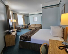 Khách sạn The Cedars Inn Hotel & Convention Centre (Gibsons, Canada)