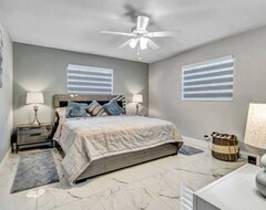 Cijela kuća/apartman 3 Bedroom Pool Home W/ Modern Interior Design (Coral Springs, Sjedinjene Američke Države)