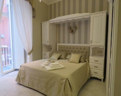 Khách sạn Le Ninfe Luxury Rooms (Napoli, Ý)
