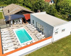 Casa/apartamento entero Enjoy A Magnificent View In This Attractive Vacation Home With Pool. (Kapela, Croacia)