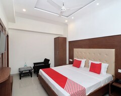 OYO 18504 Hotel Safari (Zirakpur, Hindistan)