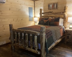Entire House / Apartment Brand New Lakefront Cabin With Hot Tub Close To Ark Encounter (Corinth, USA)