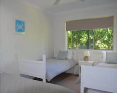 Toàn bộ căn nhà/căn hộ Glossies Coastal Retreat - Relax And Escape, Sleeps 9, Walk To Beach (Nambucca Heads, Úc)