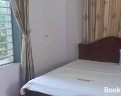 Bed & Breakfast Nha nghi 99 (Hong Linh, Vietnam)