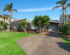 Casa/apartamento entero Family-sized Home With Large Deck - 5 Min Walk To The Beach (Tuross Head, Australia)