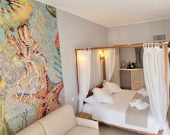 Hotel Residence Le Suffren (Port-Grimaud, France)