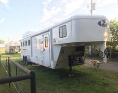Khu cắm trại Horse Trailer W/living Quarters (Bartlesville, Hoa Kỳ)