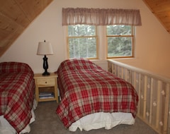 Casa/apartamento entero Brand New Cabin In The Woods With Distant Water View (Stonington, EE. UU.)