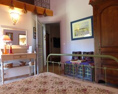 Toàn bộ căn nhà/căn hộ Bed And Breakfast In A Charming House In The Heart Of The Luberon, Pink Room (Pertuis, Pháp)