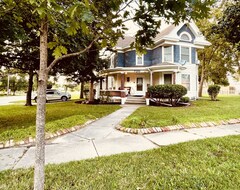 Toàn bộ căn nhà/căn hộ Baldwin House With The Peach Floor-entire House (Baldwin City, Hoa Kỳ)