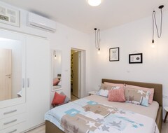 Casa/apartamento entero New Double Bedroom Sea View Apartment For Family With Pool - 700m From The Beach (Konavla, Croacia)