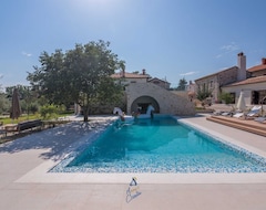Toàn bộ căn nhà/căn hộ Luxury Mediterranean Villa With Sauna And A Heated Pool At Your Disposal. (Brtonigla, Croatia)