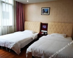 Khách sạn Pengcheng Business Hotel (Qinglong, Trung Quốc)
