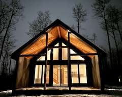 Entire House / Apartment Newly Built Luxurious Cabin With Hot Tub, Jacuzzi And Bbq Grill And Fire-pit! (Wasagaming, Canada)