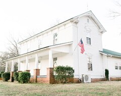 Toàn bộ căn nhà/căn hộ Historic 1880 Farmhouse With Modern Southern Charm (Casar, Hoa Kỳ)