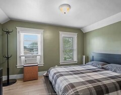 Toàn bộ căn nhà/căn hộ Executive One-bedroom Upper Unit (Tecumseh, Canada)