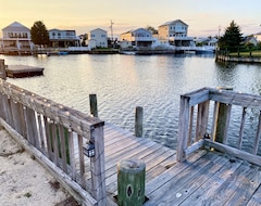 Cijela kuća/apartman Waterfront In Mystic Islands. Come By Car Or Boat & Pull-up To Your Own Dock! (Little Egg Harbor, Sjedinjene Američke Države)